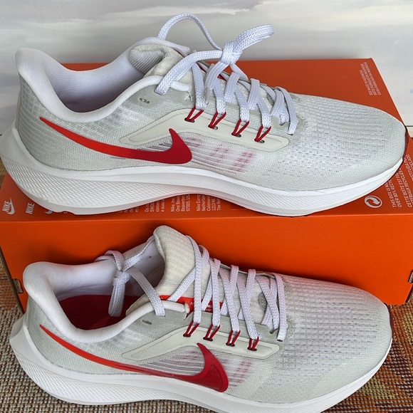 Nike WMNS Pegasus 39
White/Photon Dust/Brght
Crimson/University Red
Road Running - Picture 3 of 16
